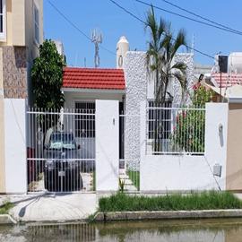 Foto de casa en venta en 40 , caleta, carmen, campeche, 30165663 No. 01
