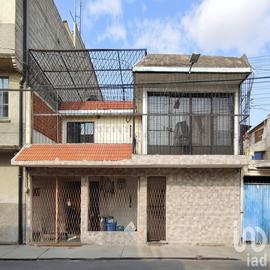Foto de casa en venta en avenida 2 poniente , renovación, iztapalapa, df / cdmx, 30163550 No. 01