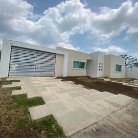 Foto de casa en venta en  , residencial chetumal iv, othón p. blanco, quintana roo, 0 No. 01