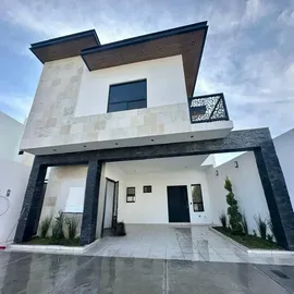 Foto de casa en venta en  , rincón de los encinos, saltillo, coahuila de zaragoza, 0 No. 01