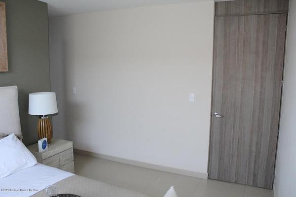 Foto de inmueble en Avenida Valle de Oro 200 #200, Col. Popular Ecológica Valle de Oro C.P. 76905, Corregidora