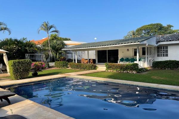 Foto de inmueble en C111 Casa en Venta 3 recamaras piscina y amplio jardin , Col. Ixtapa C.P. 40884, Zihuatanejo de Azueta