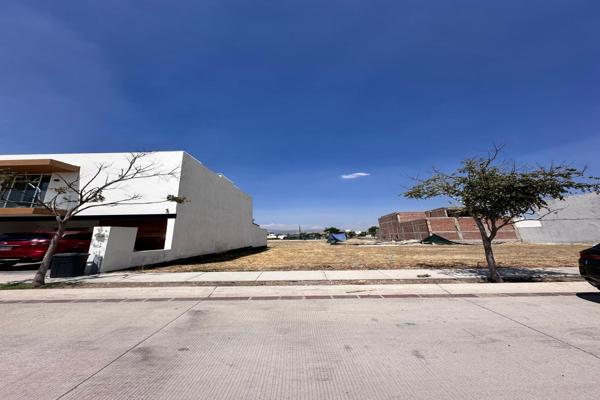 Foto de inmueble en Camino a Capellanía de Loera, Col. El Mayorazgo Residencial C.P. 37547, León