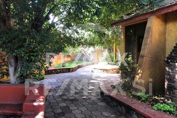 Foto de inmueble en ARBOL, Col. Álamos 3a Sección C.P. 76160, Querétaro