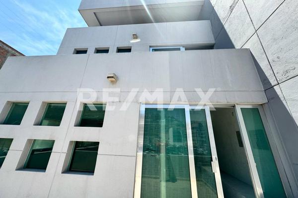 Foto de inmueble en Av. Constituyentes, Col. Pedregal de Vista Hermosa C.P. 76063, Querétaro