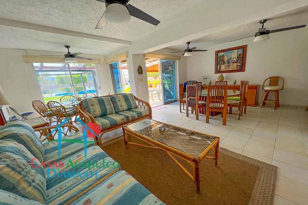 Foto de inmueble en Av. Costera de las Palmas 91 #VILLAS PLAYA DIAMANT, Col. Puerto Marqués C.P. 39890, Acapulco de Juárez