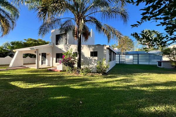 Casa disponible en venta en Av. Rey Melchor, Colonia Santa Rosa, C.P. 45860