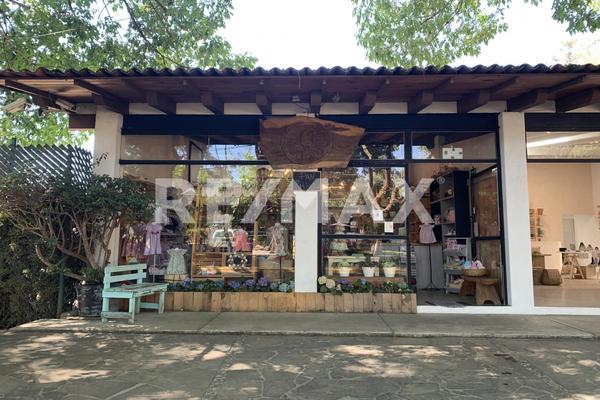 Foto de inmueble en Avenida Rosales, Col. Avándaro C.P. 51200, Valle de Bravo