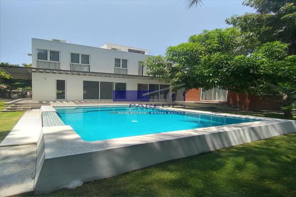 Foto de inmueble en C114 Casa Venta Piscina 4 recámaras Paseo de Viveros Ixtapa, Col. Ixtapa C.P. 40884, Zihuatanejo de Azueta
