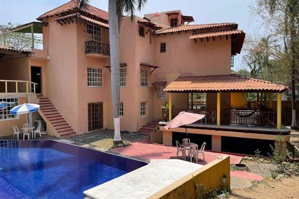 Foto de inmueble en C107 Casa en Venta con piscina 7 recamaras zona Residencial , Col. Ixtapa C.P. 40884, Zihuatanejo de Azueta