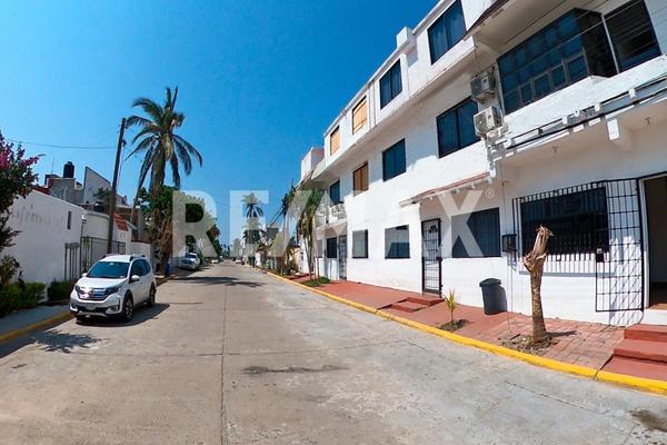 Foto de inmueble en olinala princesa, Col. Puerto Marqués C.P. 39890, Acapulco de Juárez