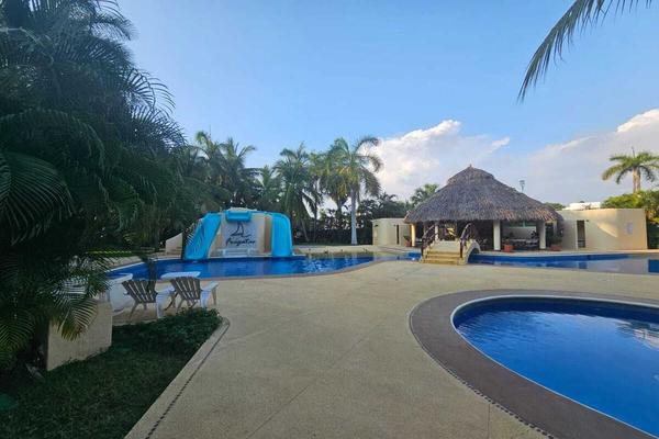 Foto de inmueble en Paseo Pelicanos, Col. Ixtapa C.P. 40884, Zihuatanejo de Azueta