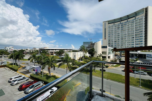Foto de inmueble en PLAZA SOLARE, Col. Supermanzana 4 A C.P. 77500, Benito Juárez
